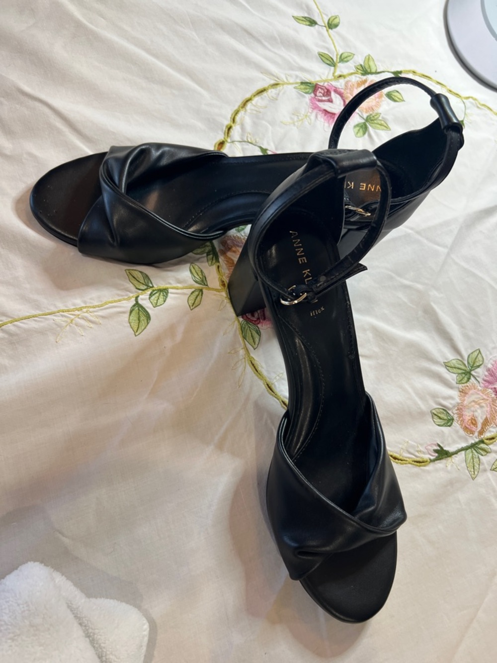 Anne Klein Black Twisted Strap Block Heel Sandals SZ 8